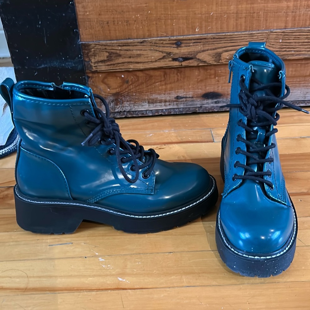 Madden Girl Carra Fashion green patent leather ankle boots. Size 6.